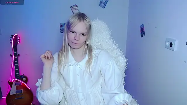 Snapshot of Emily_Nyaffee chatting on 02-14-26, 04:18 Emily Nyaffee online show from 02-14-26, 04:18