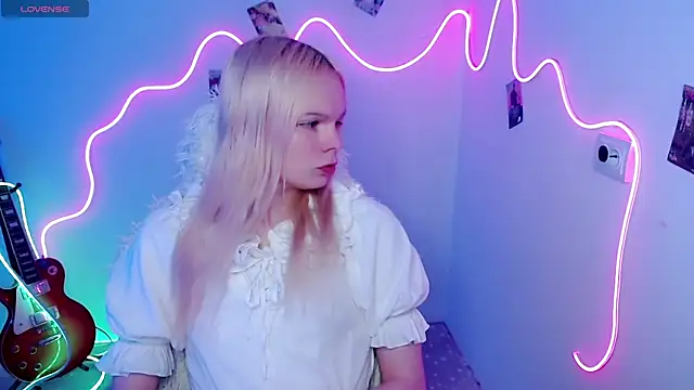 Snapshot of Emily_Nyaffee chatting on 10-28-25, 09:25 Emily Nyaffee online show from 10-28-25, 09:25