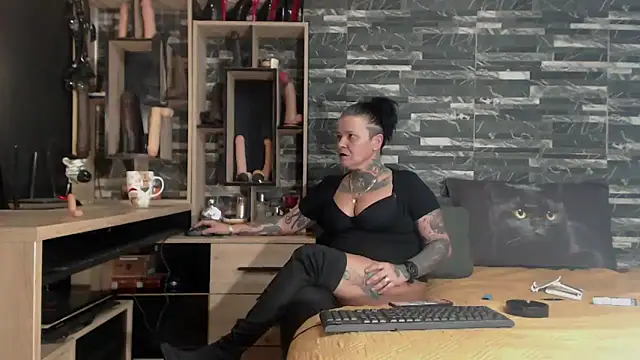 Snapshot of Mistress_Miry chatting on 01-29-25, 01:05 Mistress Miry online show from 01-29-25, 01:05