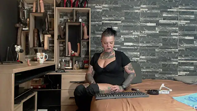 Snapshot of Mistress_Miry chatting on 01-12-25, 04:31 Mistress Miry online show from 01-12-25, 04:31