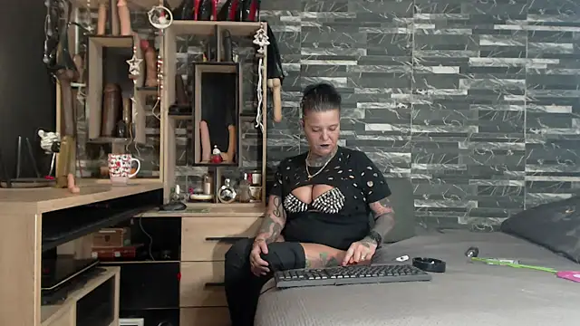 Snapshot of Mistress_Miry chatting on 12-23-24, 07:28 Mistress Miry online show from 12-23-24, 07:28