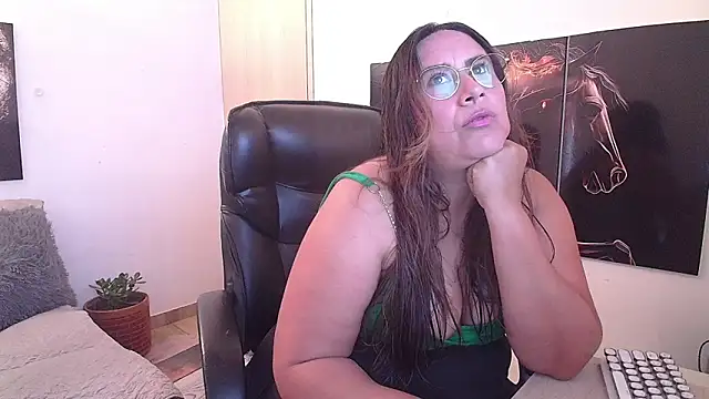 amalia brunette online show from 07-17-26, 07:33