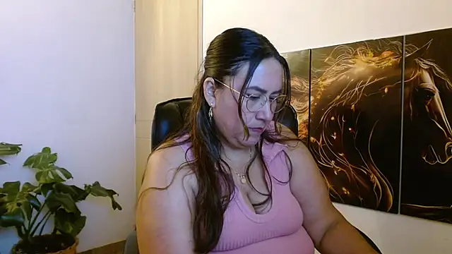 Snapshot of amalia_brunette chatting on 06-11-26, 12:32 amalia brunette online show from 06-11-26, 12:32