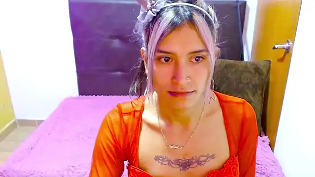 Snapshot of Queen_camila chatting on 02-14-25, 03:11 Queen camila online show from 02-14-25, 03:11