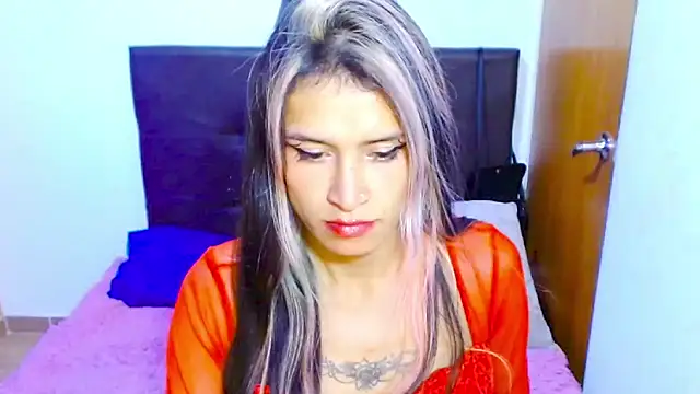 Snapshot of Queen_camila chatting on 02-11-25, 04:11 Queen camila online show from 02-11-25, 04:11