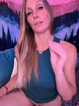 ItsDanniG online show from 11-15-25, 08:57