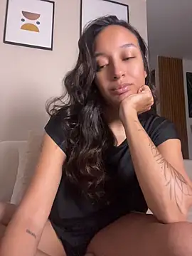 Snapshot of DianaHopson chatting on 07-02-26, 01:28 DianaHopson online show from 07-02-26, 01:28