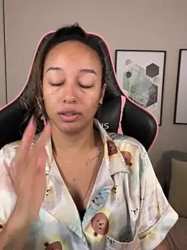 Snapshot of DianaHopson chatting on 02-26-25, 10:38 DianaHopson online show from 02-26-25, 10:38