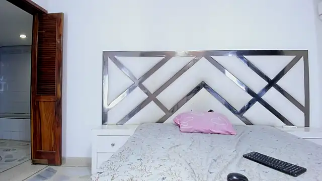 Shanelle   online show from 11-18-25, 04:32