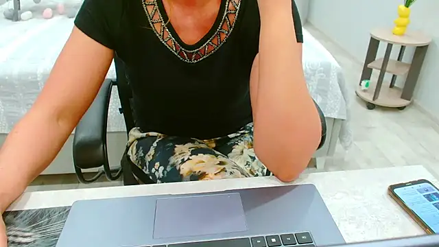 Snapshot of EveLove33 chatting on 05-30-26, 04:45 EveLove33 online show from 05-30-26, 04:45