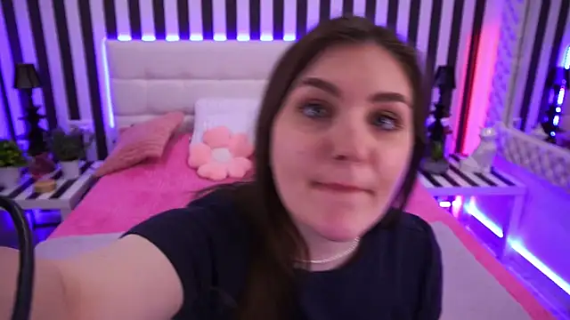 EmmyCharmm online show from 04-07-26, 05:42