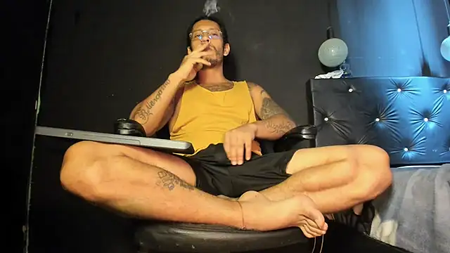 Snapshot of FuckHardlove chatting on 06-04-26, 04:00 FuckHardlove online show from 06-04-26, 04:00