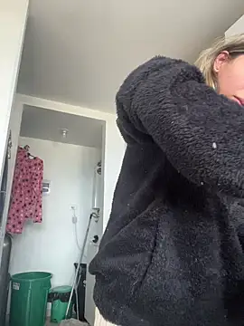 Ameellie online show from 12-21-25, 04:08