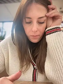 Snapshot of MommmyYummy chatting on 10-08-25, 11:01 MommmyYummy online show from 10-08-25, 11:01