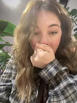 Snapshot of MommmyYummy chatting on 02-06-25, 02:04 MommmyYummy online show from 02-06-25, 02:04