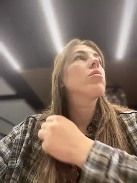 Snapshot of MommmyYummy chatting on 10-28-25, 11:09 MommmyYummy online show from 10-28-25, 11:09