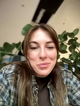 Snapshot of MommmyYummy chatting on 10-20-25, 12:49 MommmyYummy online show from 10-20-25, 12:49