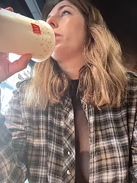 Snapshot of MommmyYummy chatting on 03-13-25, 09:10 MommmyYummy online show from 03-13-25, 09:10