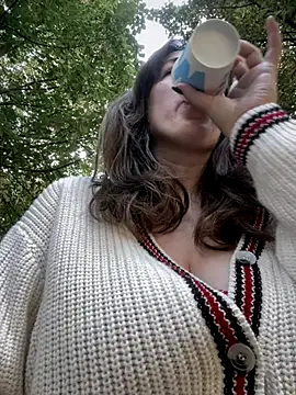 Snapshot of MommmyYummy chatting on 09-11-25, 02:06 MommmyYummy online show from 09-11-25, 02:06