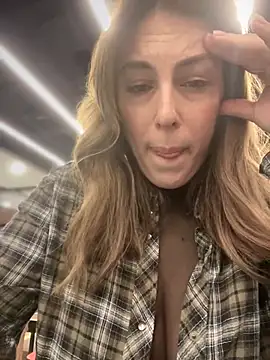 Snapshot of MommmyYummy chatting on 02-27-25, 10:44 MommmyYummy online show from 02-27-25, 10:44