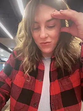 Snapshot of MommmyYummy chatting on 02-04-25, 11:27 MommmyYummy online show from 02-04-25, 11:27