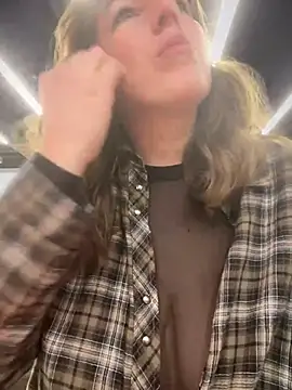 Snapshot of MommmyYummy chatting on 02-06-25, 05:09 MommmyYummy online show from 02-06-25, 05:09