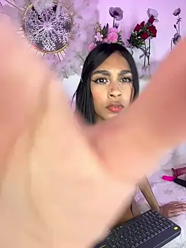 Snapshot of EmmaDuque chatting on 05-18-26, 10:47 EmmaDuque online show from 05-18-26, 10:47