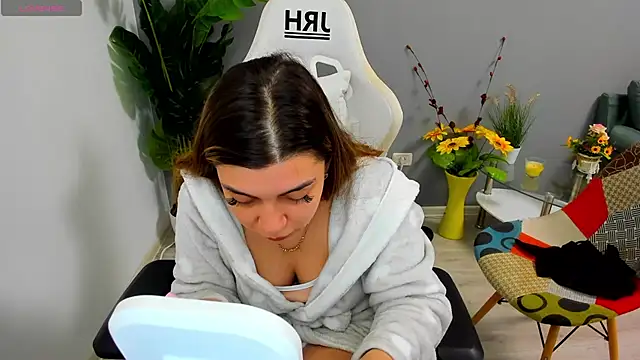 Snapshot of EveEvian chatting on 04-30-26, 10:33 EveEvian online show from 04-30-26, 10:33