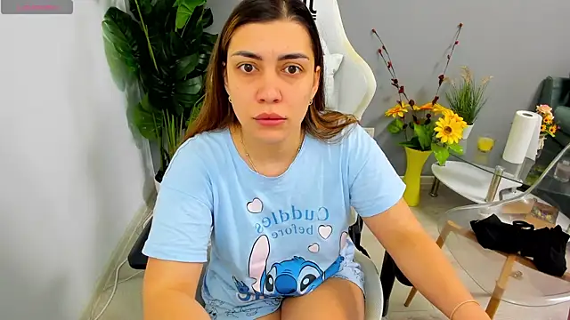 Snapshot of EveEvian chatting on 04-27-26, 11:19 EveEvian online show from 04-27-26, 11:19