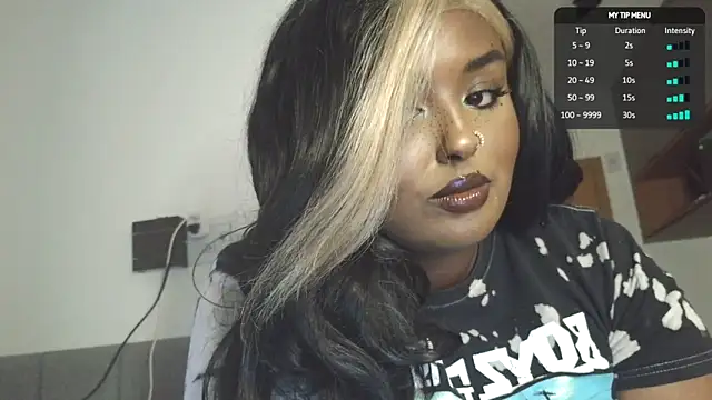Snapshot of SiminFox chatting on 05-12-26, 01:13 SiminFox online show from 05-12-26, 01:13