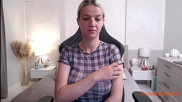 Smileyouarehere online show from 10-04-25, 02:46