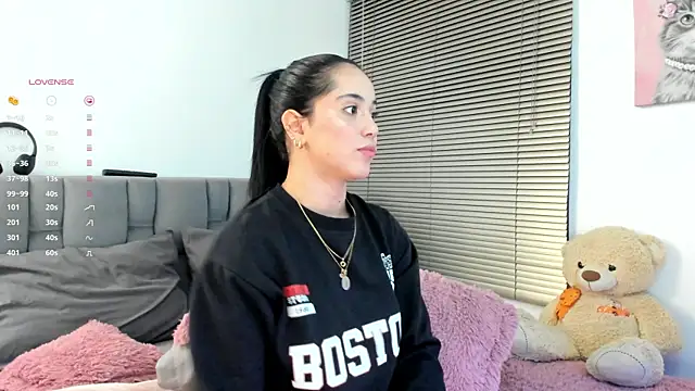 Snapshot of Gigi-bom chatting on 11-12-25, 12:04 Gigi-bom online show from 11-12-25, 12:04