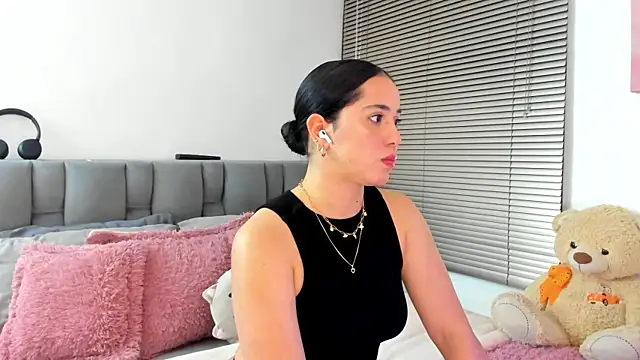 Snapshot of Gigi-bom chatting on 11-15-25, 12:03 Gigi-bom online show from 11-15-25, 12:03