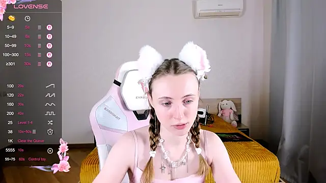 Snapshot of Cowell_Adelina chatting on 09-20-25, 09:47 Cowell Adelina online show from 09-20-25, 09:47