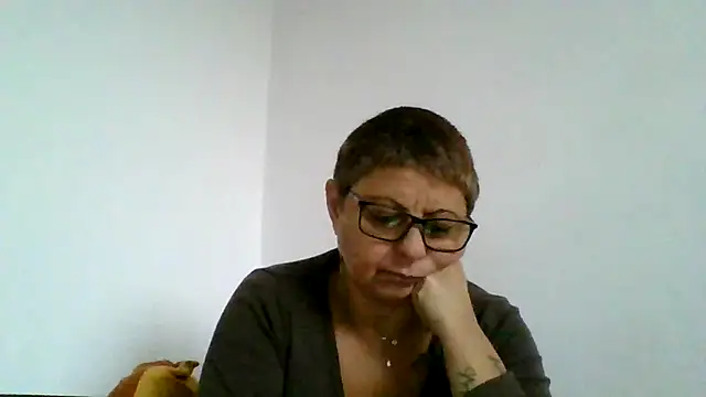 Snapshot of roseblak42 chatting on 10-06-25, 01:45 roseblak42 online show from 10-06-25, 01:45