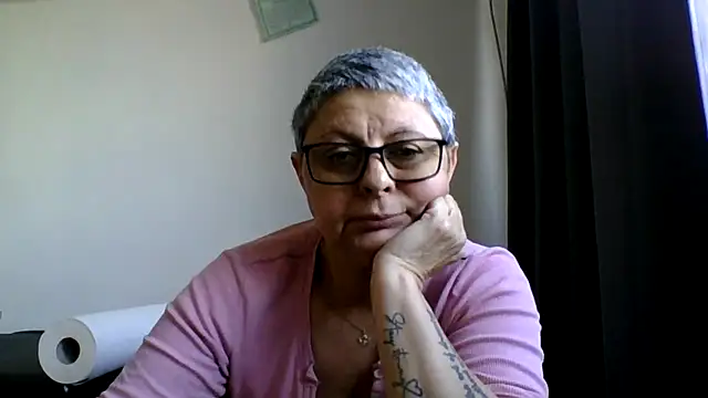 Snapshot of roseblak42 chatting on 05-10-26, 03:25 roseblak42 online show from 05-10-26, 03:25