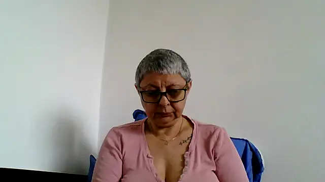 Snapshot of roseblak42 chatting on 05-09-26, 08:39 roseblak42 online show from 05-09-26, 08:39