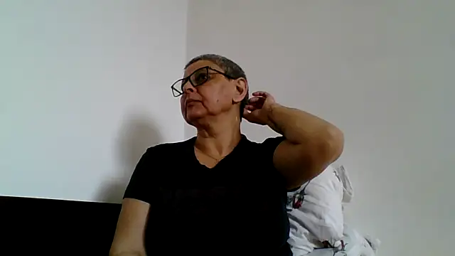 roseblak42 online show from 04-11-26, 10:41