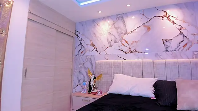 kiana cream online show from 10-29-25, 12:15