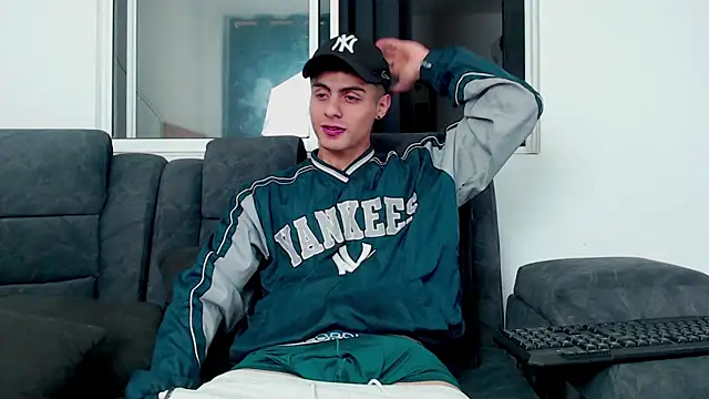 Stiven CL online show from 10-20-25, 04:25