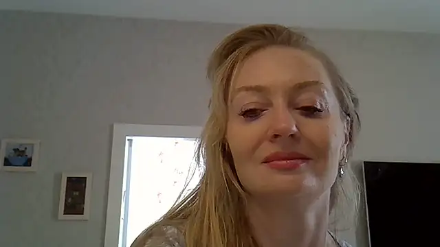 Snapshot of ZarinaSwift chatting on 06-17-26, 09:52 ZarinaSwift online show from 06-17-26, 09:52