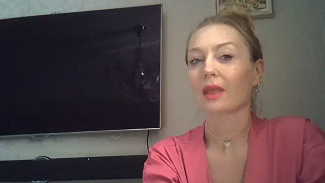 Snapshot of ZarinaSwift chatting on 07-27-26, 10:11 ZarinaSwift online show from 07-27-26, 10:11