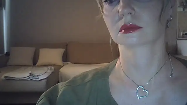 Snapshot of ZarinaSwift chatting on 07-31-26, 12:04 ZarinaSwift online show from 07-31-26, 12:04