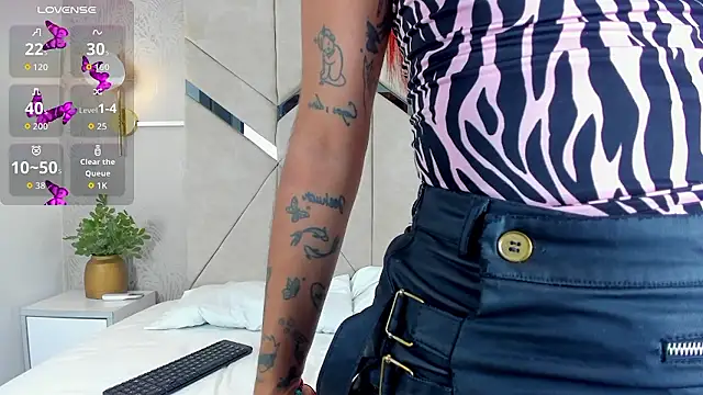 LiaVelez online show from 01-06-26, 01:37