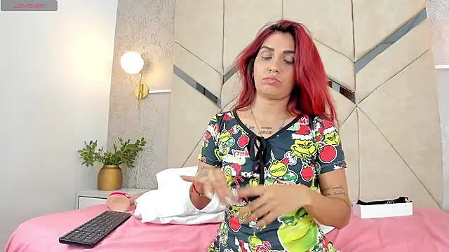 LiaVelez online show from 11-27-25, 02:50