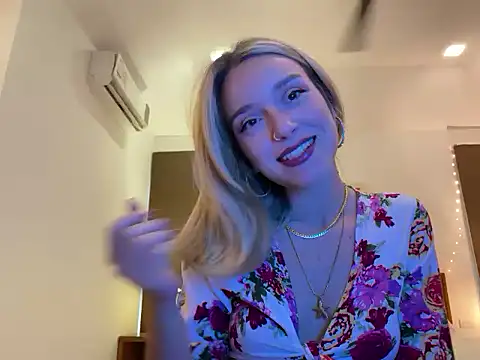 Snapshot of SirenaBelle chatting on 09-09-25, 09:08 SirenaBelle online show from 09-09-25, 09:08