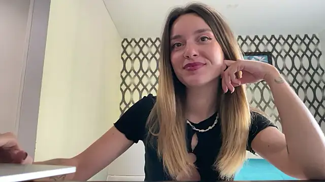Snapshot of SirenaBelle chatting on 02-08-25, 10:18 SirenaBelle online show from 02-08-25, 10:18