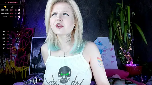 Snapshot of little_grinch666 chatting on 01-13-25, 05:33 little grinch666 online show from 01-13-25, 05:33