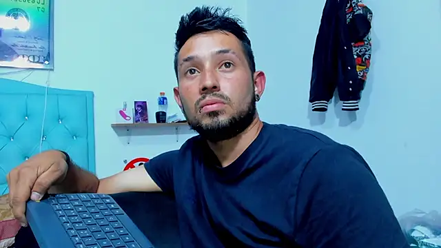 Snapshot of Bad_Couple_1 chatting on 10-25-25, 01:27 Bad Couple 1 online show from 10-25-25, 01:27