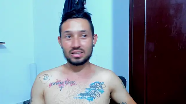 Snapshot of Bad_Couple_1 chatting on 10-29-25, 02:32 Bad Couple 1 online show from 10-29-25, 02:32